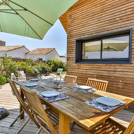 بيت للعطل Des Loups De *